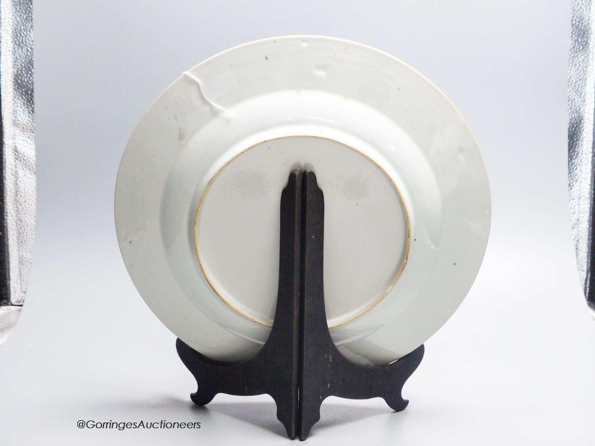 An 18th century Chinese blue and white export plate, diameter 31cm
